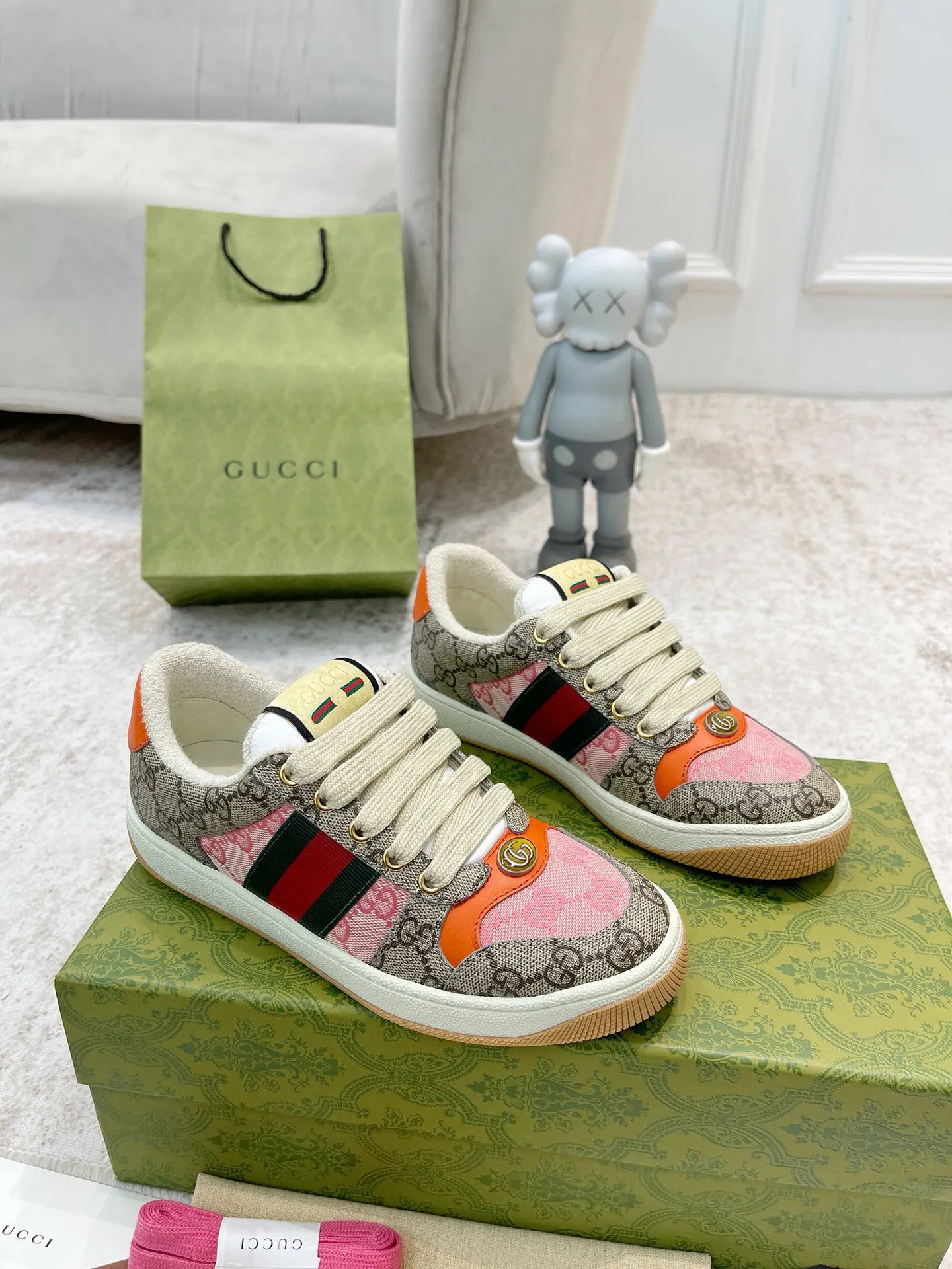 Ex-factory price: 540💰 GUCCI Gucci's newly upgraded back cover lining, top-notch old dirty shoes, classic casual sports shoes for couples, retro sneakers and old G family dirty shoes, updated at the counter simultaneously! ①The shoe upper has the same water-based edge coating process as the original version⚠️The ordinary oil edges on the market have a strong glue feel and are easy to fall off! Grade A first-layer nubuck leather (with pores)/matching computer embroidered double G cloth, high-density terry velvet lining. ② A PVC transparent small round mark sealing line is added to the details of the midsole. The mold is opened six times and the jewelry craftsmanship is used to customize the two-color double G buckle, striving to be the same as the original version. A pair of buttons is more than three times more expensive than ordinary buckles on the market. ③An old two-color washable label, the chip is placed on the outer waist of the right foot, the entire shoe is completely hollowed out with rubber technology, TUP material (rubber to distinguish the market) with the latest green packaging from the counter, 3D printed handbag, and a pair of shoelaces. There is no pressure when entering and exiting the counter. You can buy a 1:1 accurate replica of the original version and modify and upgrade it repeatedly. The details are perfectly restored, the materials are all customized, and they are truly top-notch. Please look at the details clearly to identify the quality. Upper: First-layer frosted cowhide/embroidered double G cloth. Lining: original high-density velvet lining. Foot pads: original pearlescent sheepskin. Outsole: private molded vacuum TPU material. Packaging: original top-grade full set packaging at the counter. Shoe size: women's size 35-40, men's size 39-44 (men's size 38, 45🉑️customized, non-returnable)